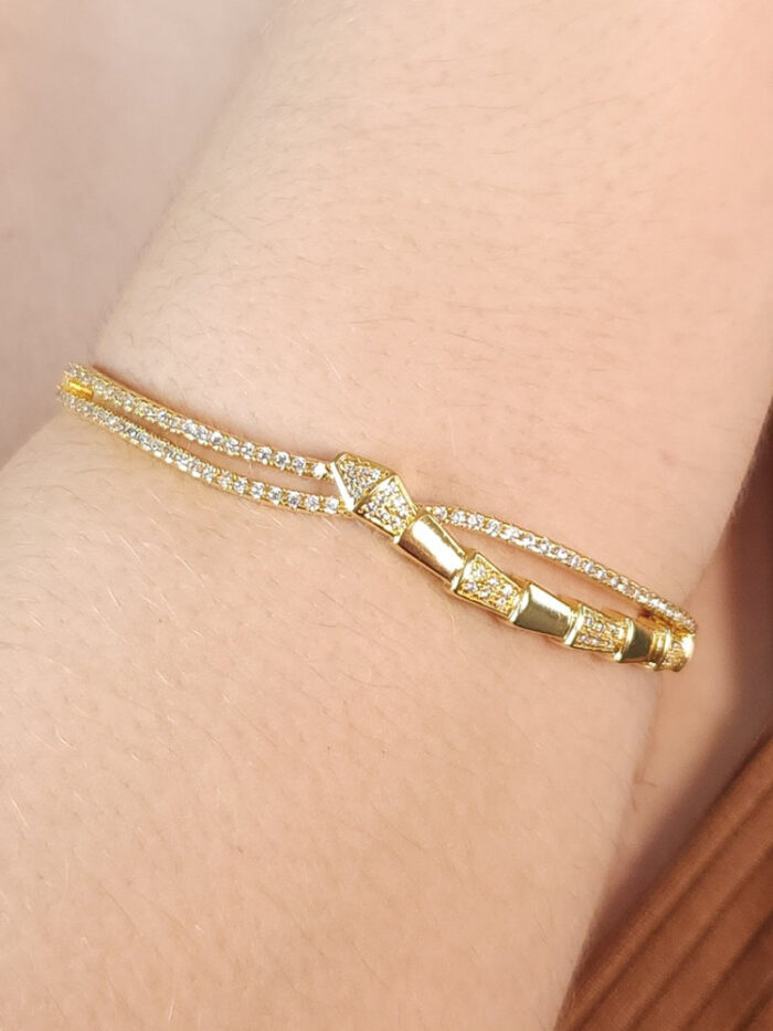 Bracelete fio duplo cravejado com cobra detalhada e pedras cristal