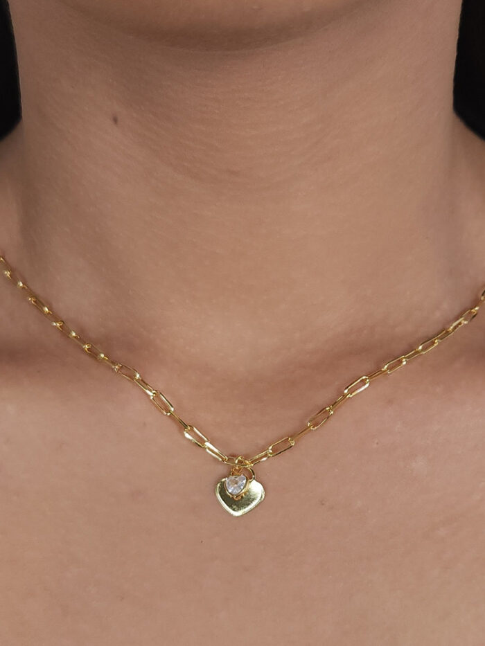 Gargantilha chocker elos cartier com pingentes corações