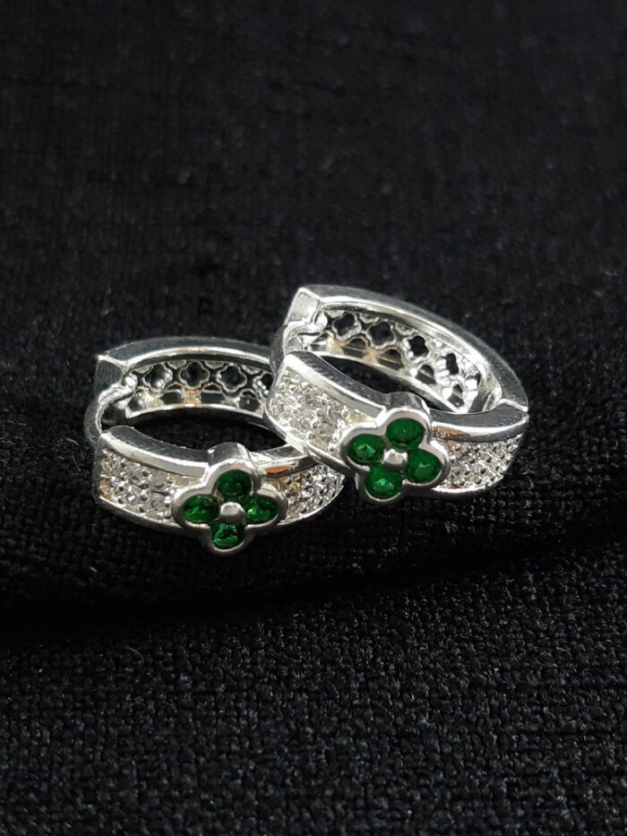 Brinco argola craveja detalhe trevo