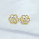 Brinco flor vazada fio cravejado