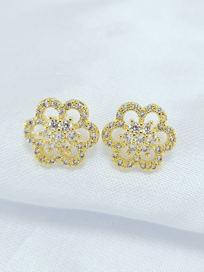 Brinco flor vazada fio cravejado