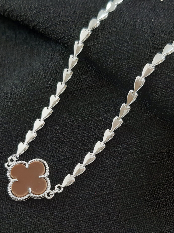 Gargantilha chocker com fio em corações e trevo com cores variadas