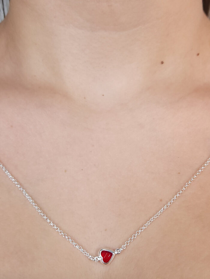 Gargantilha com corações coloridos