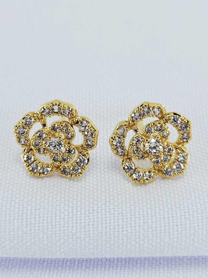 Brinco flor cravejada e vazada