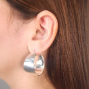 Brinco argola faixa chapeada detalhe em listras