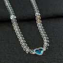 Gargantilha chocker com follha vazada e coração