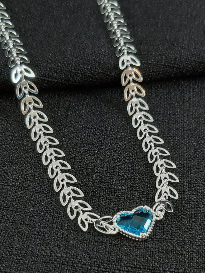 Gargantilha chocker com follha vazada e coração