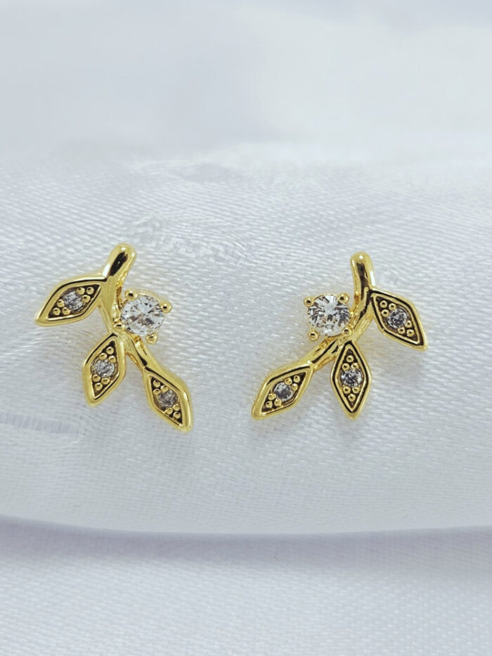 Brinco folhas com pedra cristal