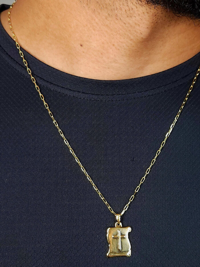 Cordão masculino detalhe pergaminho com cruz