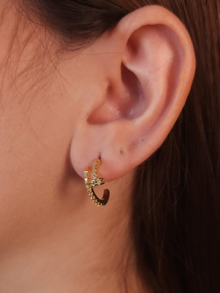 Brinco argola estilo prego cravejado em zircônia