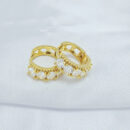 Brinco argola detalhado com pedra cristal