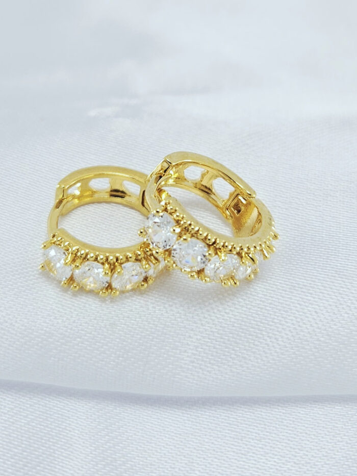 Brinco argola detalhado com pedra cristal