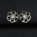 Brinco flor vazada com pedra cristal