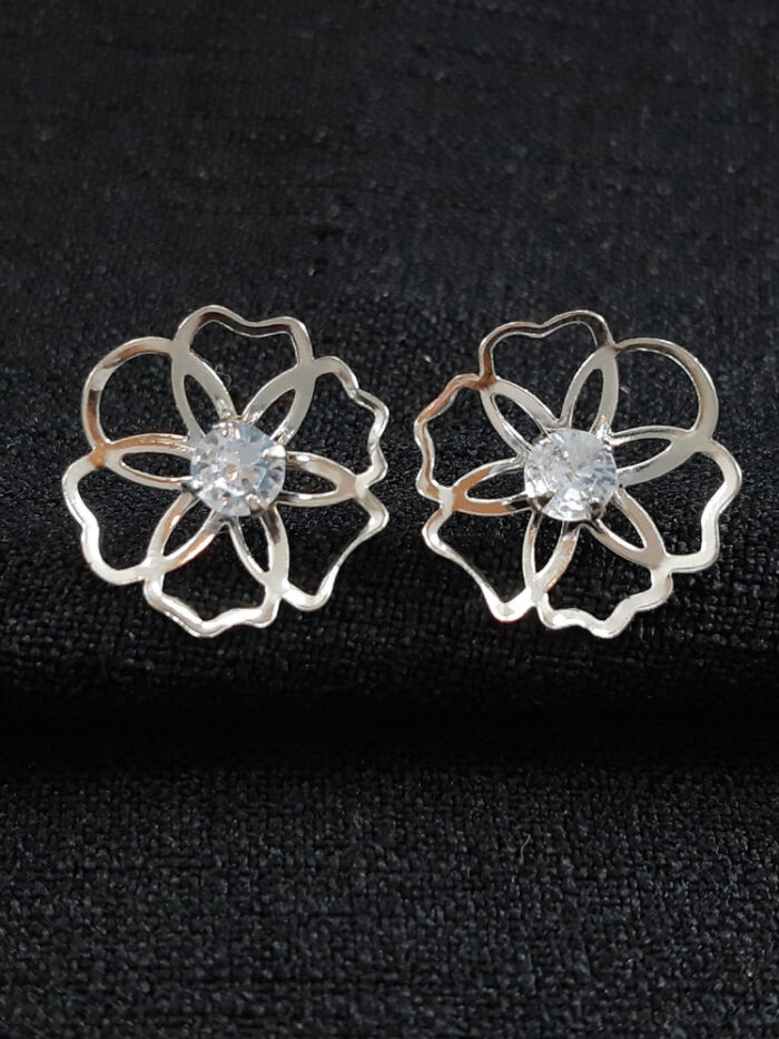Brinco flor vazada com pedra cristal