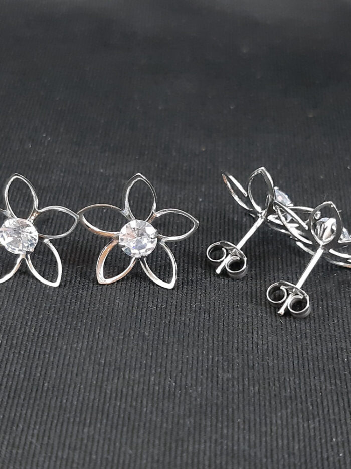 Brinco flor vazada com ponto de luz