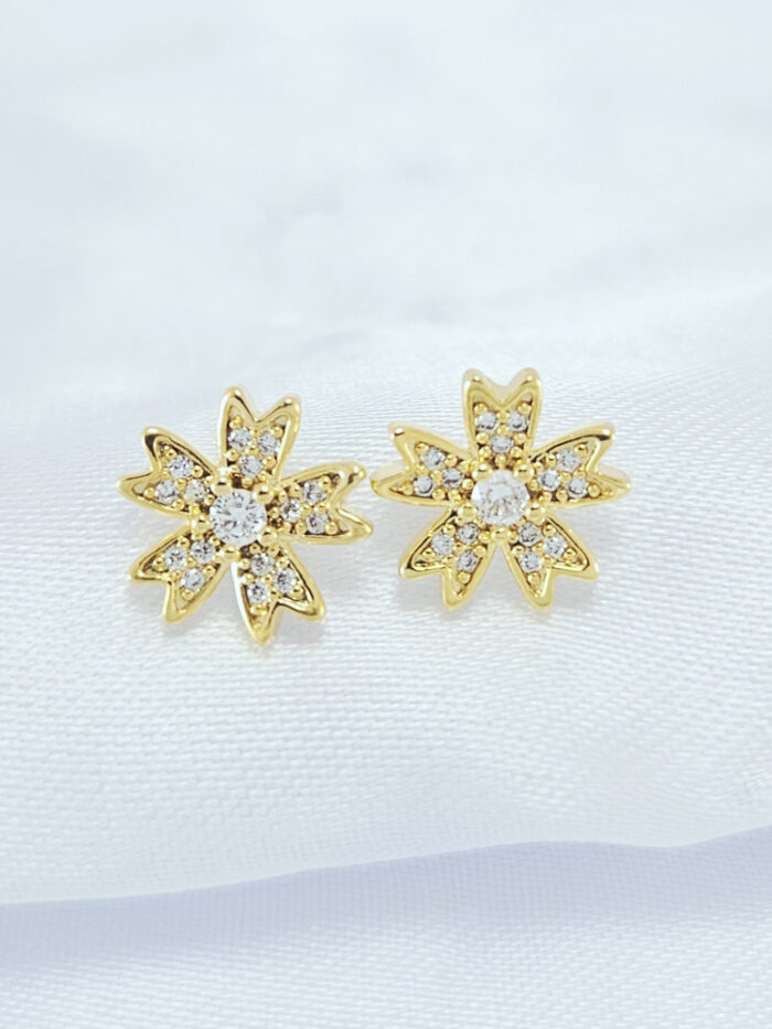 Brinco flor petalas cravejadas