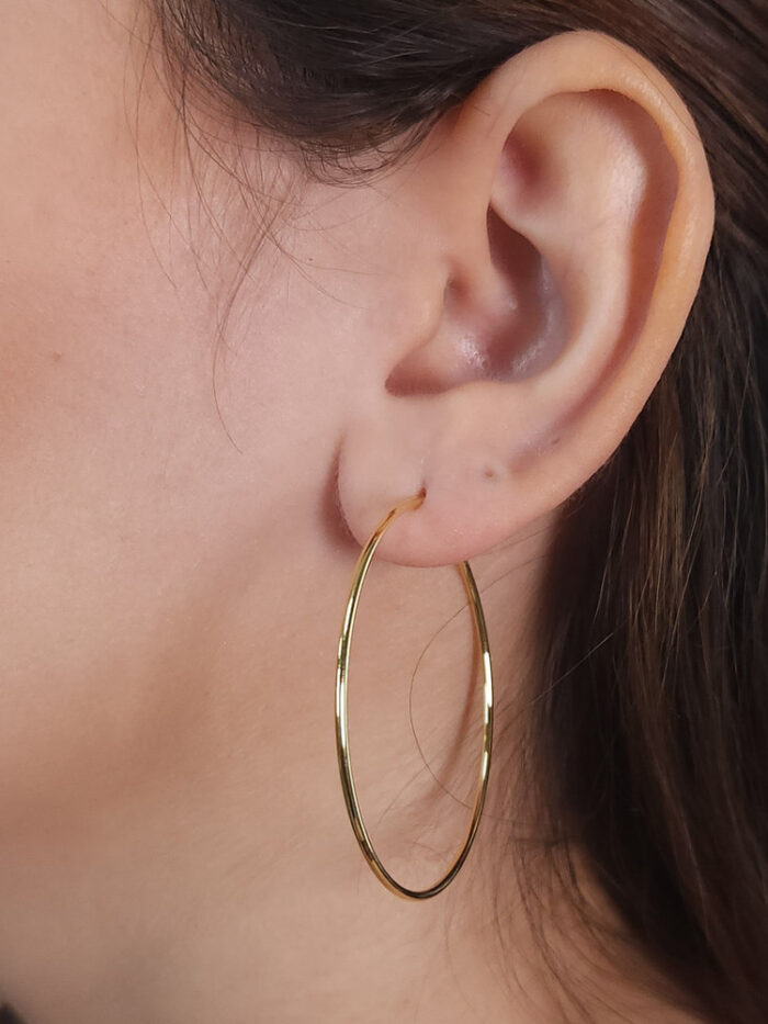 Argola fina com fecho em gancho