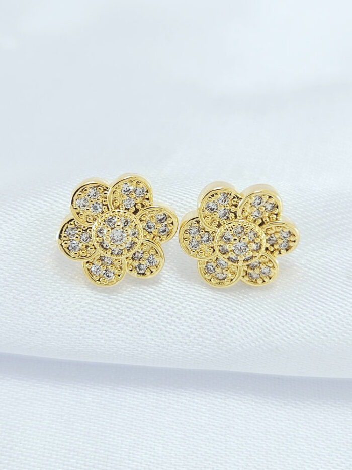 Brinco formato flor cravejado