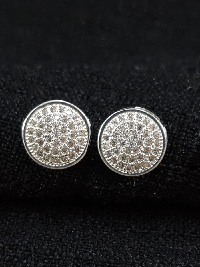 Brinco redondo cravejado borda lisa vazado