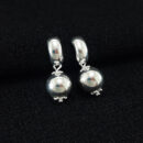 Brinco base curvada com pêndulo bola prateada