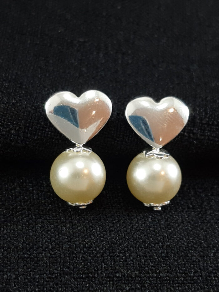Brinco base coração prateado com pérola