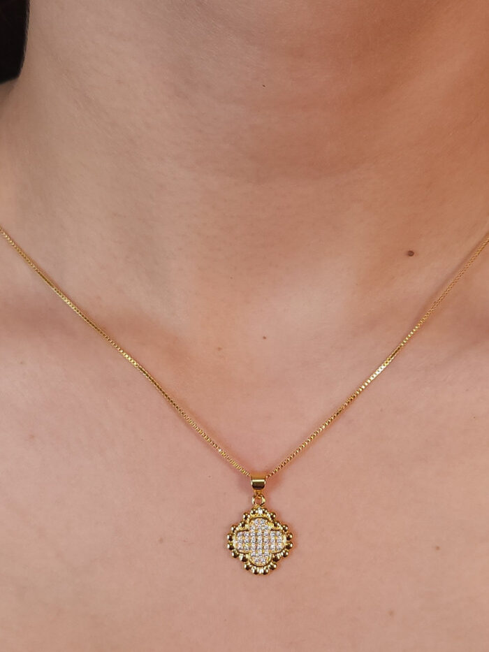 Gargantilha trevo cravejado com borda dourada