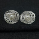 Brinco fios prateado com pérola