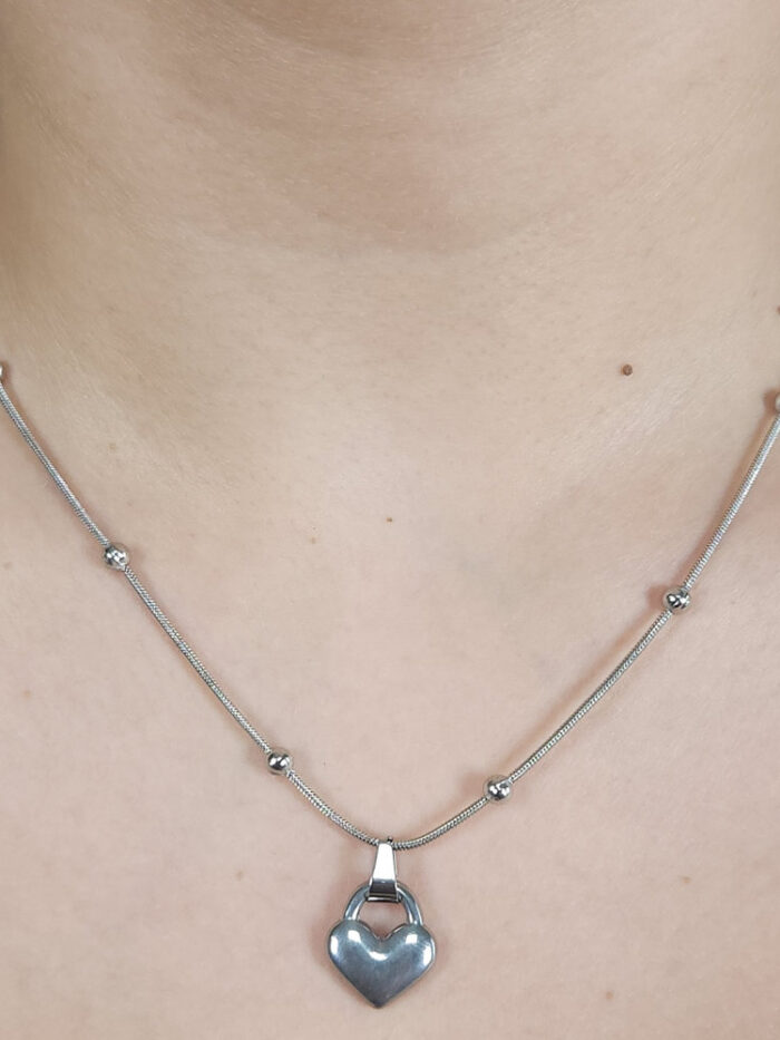 Gargantilha coração chapeado com bolinhas