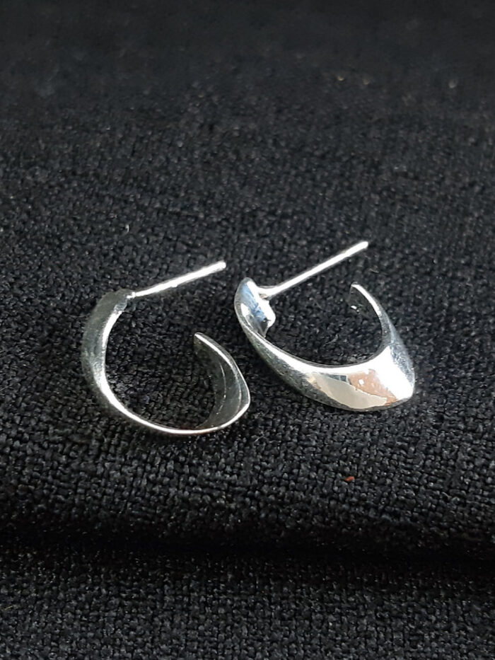Brinco  argola oval fio prateado