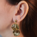 Brinco base dourada com círculo martelado pêndulo