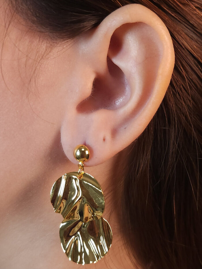 Brinco base dourada com círculo martelado pêndulo