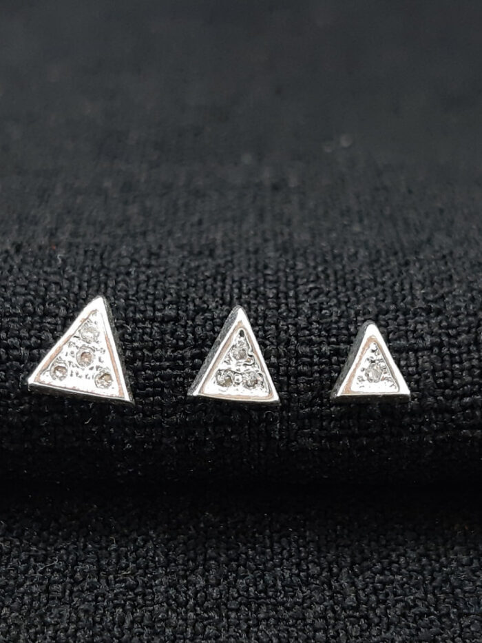 Trio de brincos triangular com pedra cristal