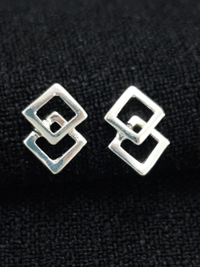 Brinco triângulo duplo vazado