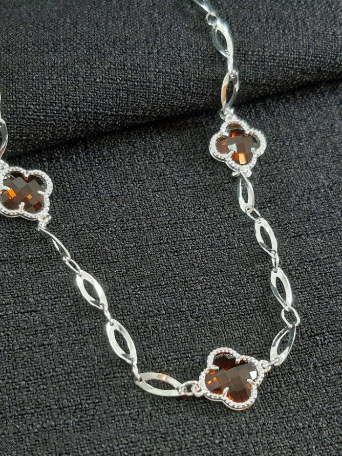 Gargantilha chocker com três trevos