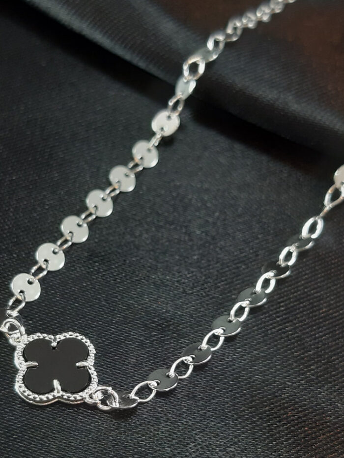Gargantilha chocker com pingente trevo detalhado