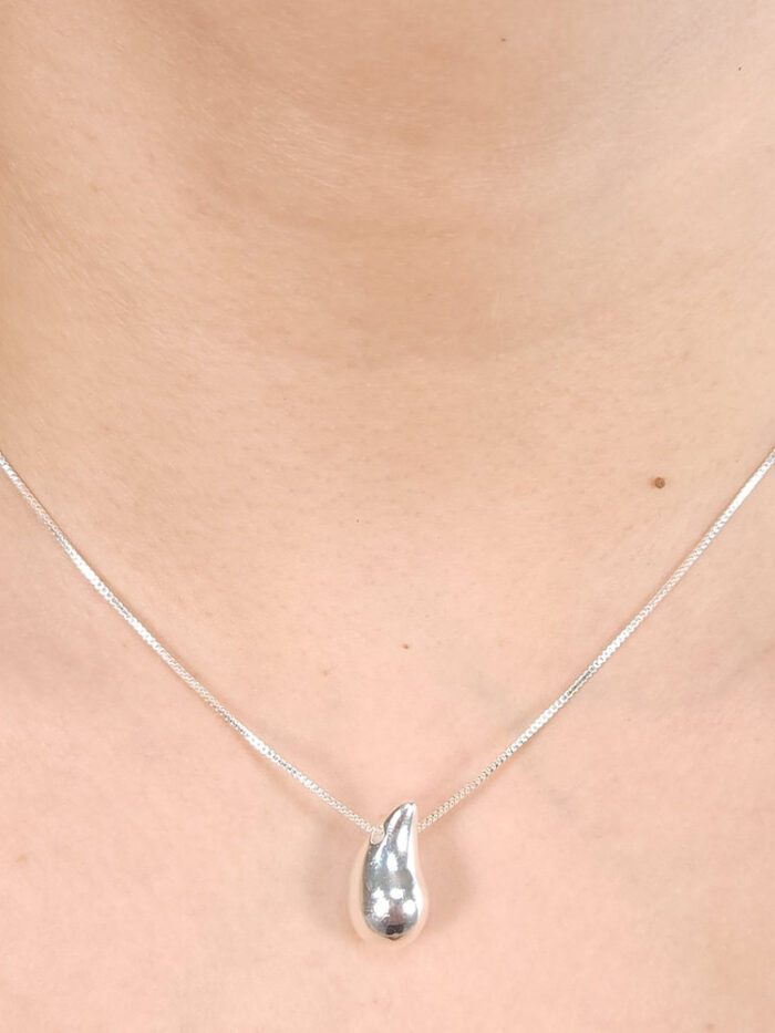 Gargantilha gota prateada