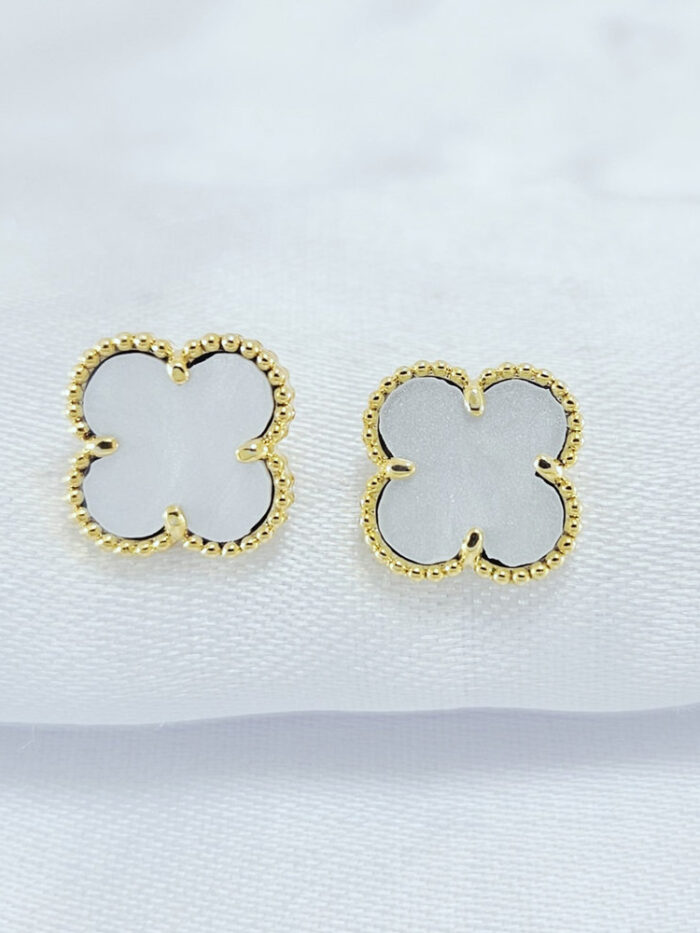 Brinco trevo branco borda detalhado