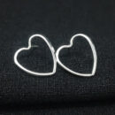 Brinco coração vazado detalhe curvado