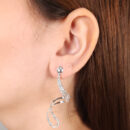 Brinco base redonda lisa com fios ondulado detalhado