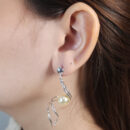 Brinco fio duplo ondulando com pérola