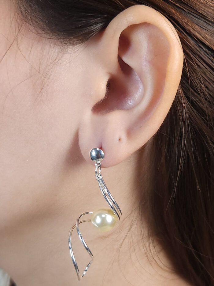 Brinco fio duplo ondulando com pérola