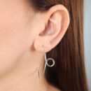 Argola fio prateado com detalhe enrolado