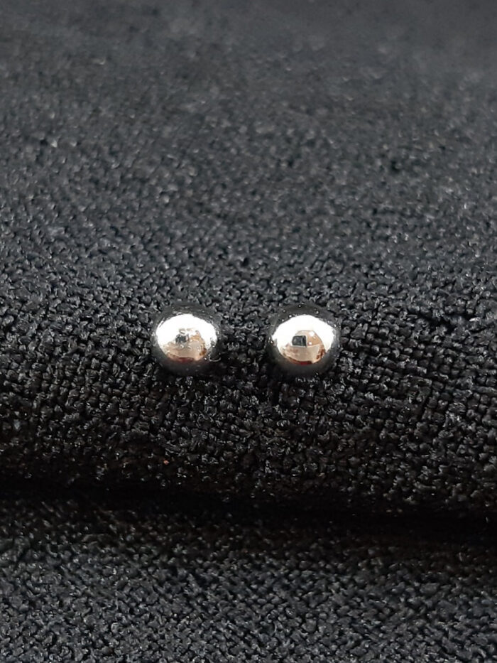 Brinco infantil bolinha prateada