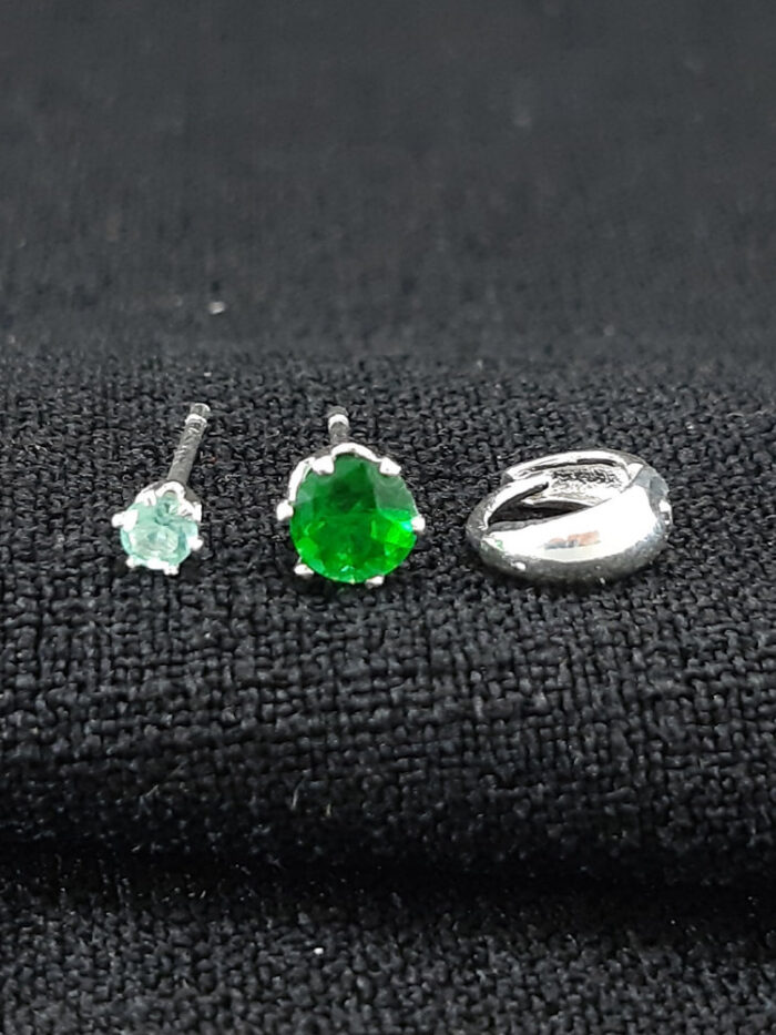 Trio de brincos pontos de luz verde e azul com argolinha lisa