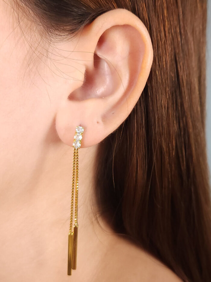 Brinco base cristal com fio de veneziana e caninho dourado