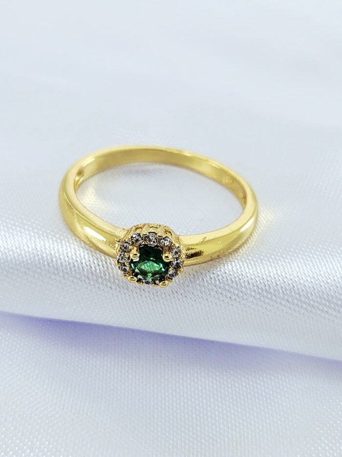 Anel com pedra verde cristal detalhe cravejado
