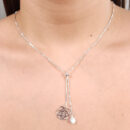 Gravatinha veneziana com flor vazado e ponto de luz