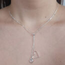 Gargantilha gravatinha coração vazado com pedra cristal