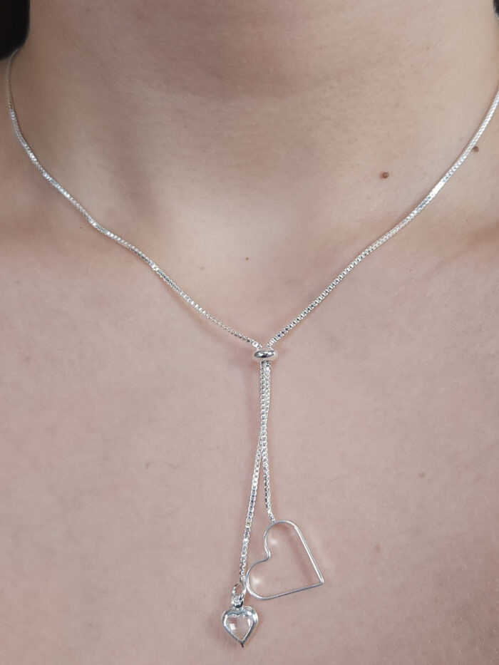 Gargantilha gravatinha coração vazado com pedra cristal