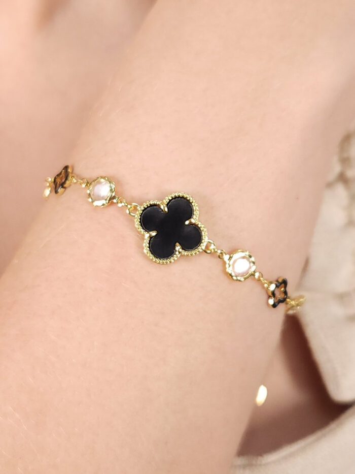 Pulseira com ponto de luz e detalhe trevo preto